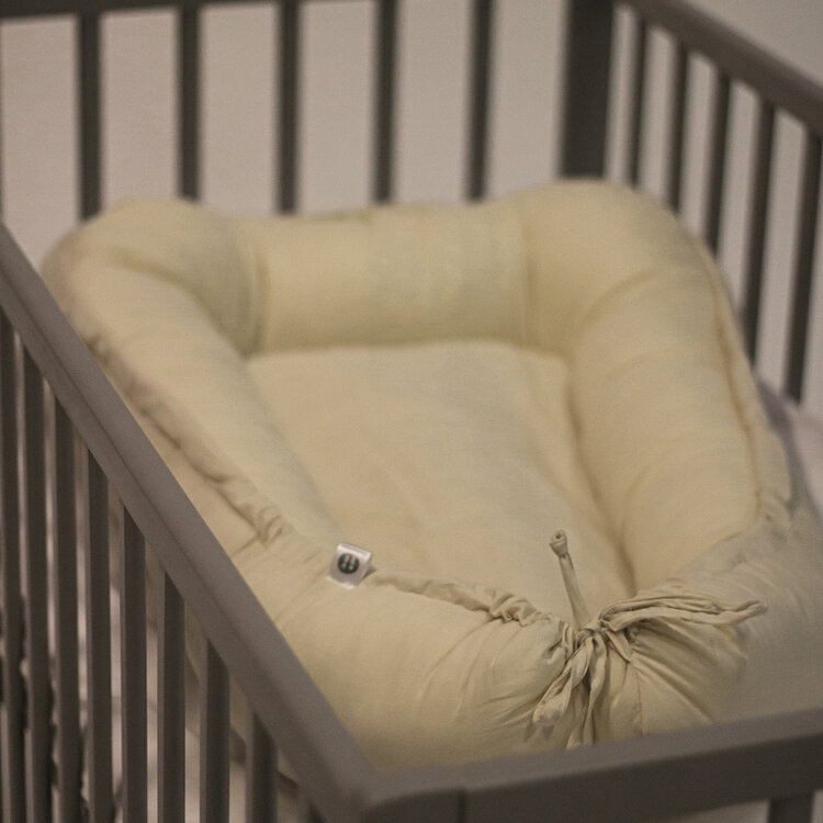 PETITE&MARS Hniezdo ochranné pre bábätko FEEL SAFE Light Grey 90 x 60 cm