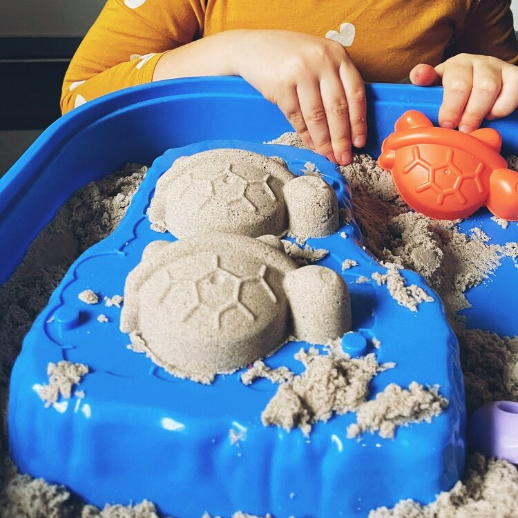 PETITE&MARS Stolík hrací na vodu a piesok Sandy Ted