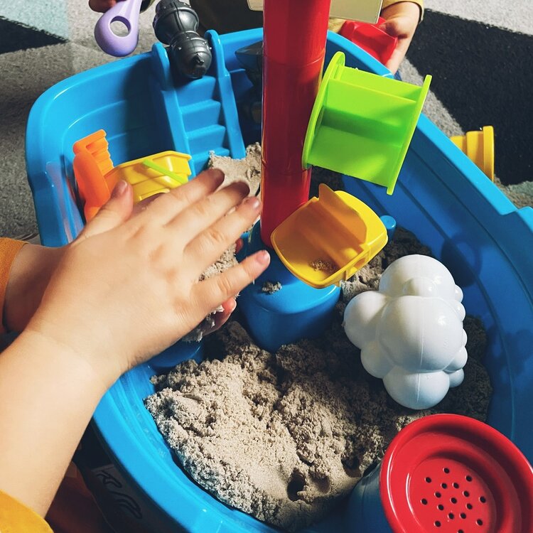 PETITE&MARS Stolík hrací na vodu a piesok Sandy Teo