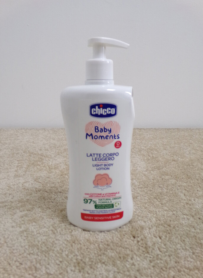 CHICCO Mlieko jemné telové s dávkovačom Baby Moments Sensitive 97 % prírodných zložiek 500 ml